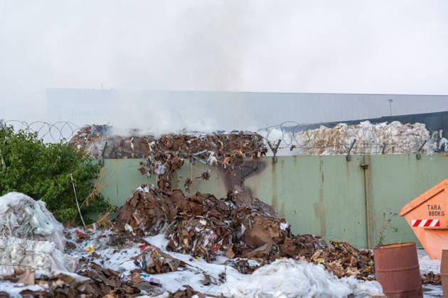 Großbrand in Entsorgungsbetrieb schwarze Rauchwolke kilometerweit sichtbar Am Donnerstagnachmittag, 06.08.2026, kam es gegen 16:20 Uhr zu einem Brand in einem Entsorgungsbetrieb im Gernsheimer Industriegebiet. Das Feuer breitete sich schnell aus. Eine große schwarze Rauchwolke stand über der Einsatzstelle und war kilometerweit sichtbar. Die Feuerwehren der Umgebung waren im Großeinsatz. Aufgrund der Löscharbeiten war die Bundesstraße 44 zwischen der Bundesstraße 426 und der Landstraße 3361 voll gesperrt. Gernsheim Hessen Deutschland