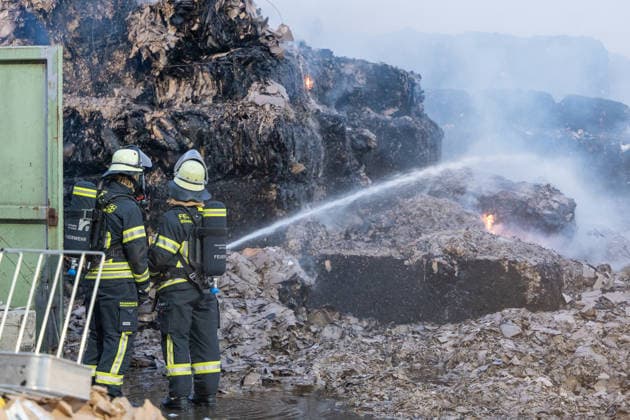 Großbrand in Entsorgungsbetrieb schwarze Rauchwolke kilometerweit sichtbar Am Donnerstagnachmittag, 06.08.2026, kam es gegen 16:20 Uhr zu einem Brand in einem Entsorgungsbetrieb im Gernsheimer Industriegebiet. Das Feuer breitete sich schnell aus. Eine große schwarze Rauchwolke stand über der Einsatzstelle und war kilometerweit sichtbar. Die Feuerwehren der Umgebung waren im Großeinsatz. Aufgrund der Löscharbeiten war die Bundesstraße 44 zwischen der Bundesstraße 426 und der Landstraße 3361 voll gesperrt. Gernsheim Hessen Deutschland