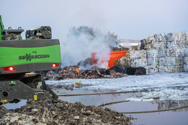 Großbrand in Entsorgungsbetrieb schwarze Rauchwolke kilometerweit sichtbar Am Donnerstagnachmittag, 06.08.2026, kam es gegen 16:20 Uhr zu einem Brand in einem Entsorgungsbetrieb im Gernsheimer Industriegebiet. Das Feuer breitete sich schnell aus. Eine große schwarze Rauchwolke stand über der Einsatzstelle und war kilometerweit sichtbar. Die Feuerwehren der Umgebung waren im Großeinsatz. Aufgrund der Löscharbeiten war die Bundesstraße 44 zwischen der Bundesstraße 426 und der Landstraße 3361 voll gesperrt. Gernsheim Hessen Deutschland