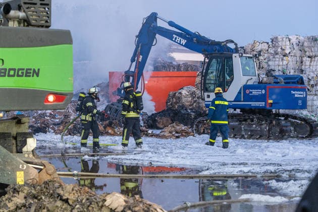 Großbrand in Entsorgungsbetrieb schwarze Rauchwolke kilometerweit sichtbar Am Donnerstagnachmittag, 06.08.2026, kam es gegen 16:20 Uhr zu einem Brand in einem Entsorgungsbetrieb im Gernsheimer Industriegebiet. Das Feuer breitete sich schnell aus. Eine große schwarze Rauchwolke stand über der Einsatzstelle und war kilometerweit sichtbar. Die Feuerwehren der Umgebung waren im Großeinsatz. Aufgrund der Löscharbeiten war die Bundesstraße 44 zwischen der Bundesstraße 426 und der Landstraße 3361 voll gesperrt. Gernsheim Hessen Deutschland