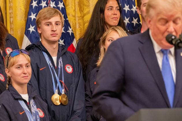 August 6, 2026, Washington, District Of Columbia, United States: JORDAN STOLZ and ELIZABETH LEMLEY stand behind President DONALD TRUMP during a White House event honoring Team USA Olympians and Paralympians following the 2026 Milano Cortina Winter Olympic and Paralympic Games. Washington United States - ZUMAk206 20260806_znp_k206_025 Copyright: xMattxKaminskyx