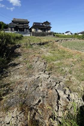 Aftermath of strong earthquake in Kumamoto Photo taken on Aug. 6, 2026, shows fissures in a farmland in Yatsushiro, Kumamoto Prefecture, following a powerful earthquake that struck the southwestern Japan prefecture on July 28.  A14AA0005625282P