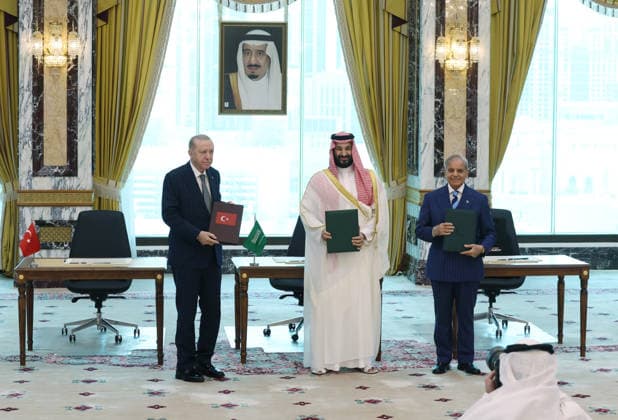 Turkiye, Saudi Arabia and Pakistan sign trilateral defense pact MECCA, SAUDI ARABIA - AUGUST 7: (----EDITORIAL USE ONLY - MANDATORY CREDIT - TURKISH PRESIDENCY MURAT CETINMUHURDAR HANDOUT - NO MARKETING NO ADVERTISING CAMPAIGNS - DISTRIBUTED AS A SERVICE TO CLIENTS----) Turkish President Recep Tayyip Erdogan (L), Saudi Crown Prince Mohammed bin Salman (C), and Pakistani Prime Minister Shehbaz Sharif (R) sign a trilateral defense agreement in Mecca, Saudi Arabia, on August 7, 2026. Turkish Presidency Murat Cetinmuhurdar Handout Anadolu Mecca Saudi Arabia. Editorial use only. Please get in touch for any other usage.  Copyright: x2026xAnadoluxTurkishxPresidencyx xMuratxCetinmuhurdarx xHandoutx