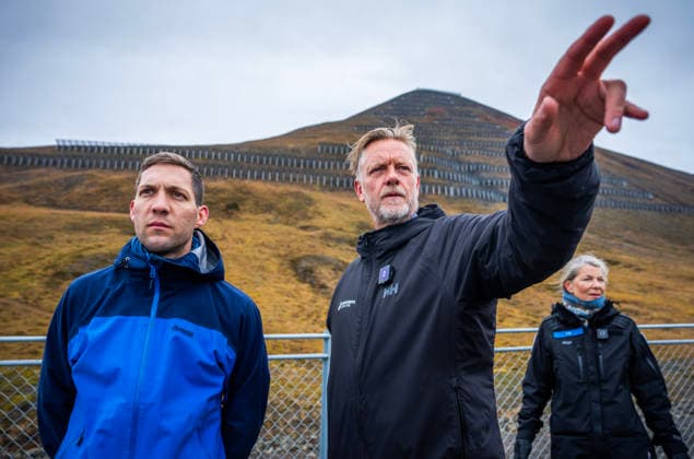 Klima- og miljominister Andreas Bjelland Eriksen besoker Svalbard Longyearbyen 20260807. Klima- og miljominister Andreas Bjelland Eriksen besoker Svalbard. Fredag var det byvandring med Longyearbyen Lokalstyre og Metereologisk institutt. Han fikk informasjon om hva klimaendringene gjor med Longyearbyen, og hvordan byen tilpasser seg snoskred, permafrost-tining, drikkevann og flom. Her er han sammen med leder for lokalstyret Terje Aunevik ( Venstre). Foto: Ole Berg-Rusten NTB Longyearbyen Norge DOvVex6z-qY EDITORIAL USE ONLY Ref:_POLDOvVex6z-qY.jpg Copyright: xOlexBerg-Rustenx xNTBx