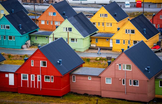 Klima- og miljominister Andreas Bjelland Eriksen besoker Svalbard Longyearbyen 20260807. Bebyggelse i Longyearbyen. Klima- og miljominister Andreas Bjelland Eriksen besoker Svalbard. Fredag var det byvandring med Longyearbyen Lokalstyre og Metereologisk institutt. Han fikk informasjon om hva klimaendringene gjor med Longyearbyen, og hvordan byen tilpasser seg snoskred, permafrost-tining, drikkevann og flom. Foto: Ole Berg-Rusten NTB Longyearbyen Norge O6OSzwBgAjQ EDITORIAL USE ONLY Ref:_POLO6OSzwBgAjQ.jpg Copyright: xOlexBerg-Rustenx xNTBx