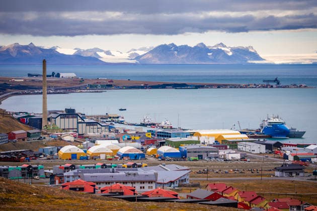 Klima- og miljominister Andreas Bjelland Eriksen besoker Svalbard Longyearbyen 20260807. Klima- og miljominister Andreas Bjelland Eriksen besoker Svalbard. Fredag var det byvandring med Longyearbyen Lokalstyre og Metereologisk institutt. Han fikk informasjon om hva klimaendringene gjor med Longyearbyen, og hvordan byen tilpasser seg snoskred, permafrost-tining, drikkevann og flom. Oversiktsbilde av Longyearbyen. Foto: Ole Berg-Rusten NTB Longyearbyen Norge Dpg1xAFVn2E EDITORIAL USE ONLY Ref:_POLDpg1xAFVn2E.jpg Copyright: xOlexBerg-Rustenx xNTBx
