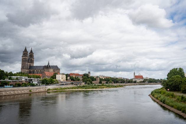 Deutlich niedriger Wasserstand in der Elbe im August 2026 - mit Magdeburger Dom;Niedrigwasser der Elbe in Magdeburg im Sommer 2026, Magdeburg Sachsen-Anhalt Deutschland Elbufer