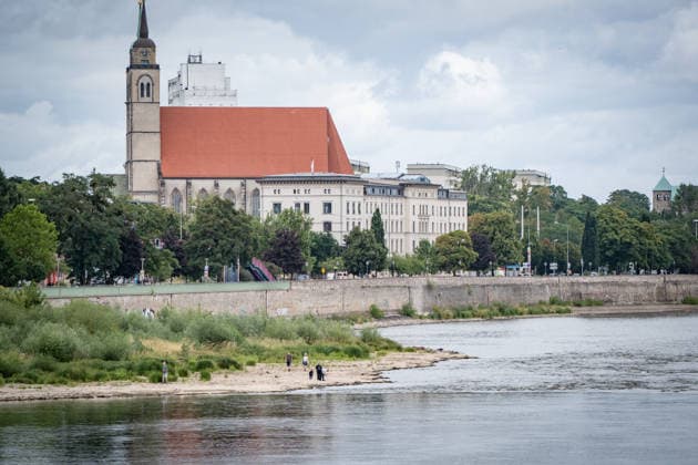Deutlich niedriger Wasserstand in der Elbe im August 2026;Niedrigwasser der Elbe in Magdeburg im Sommer 2026, Magdeburg Sachsen-Anhalt Deutschland Elbufer