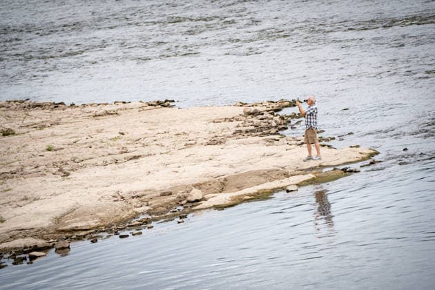 Deutlich niedriger Wasserstand in der Elbe im August 2026;Niedrigwasser der Elbe in Magdeburg im Sommer 2026, Magdeburg Sachsen-Anhalt Deutschland Elbufer