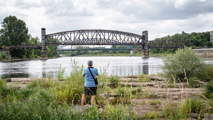 Deutlich niedriger Wasserstand in der Elbe im August 2026;Niedrigwasser der Elbe in Magdeburg im Sommer 2026, Magdeburg Sachsen-Anhalt Deutschland Elbufer