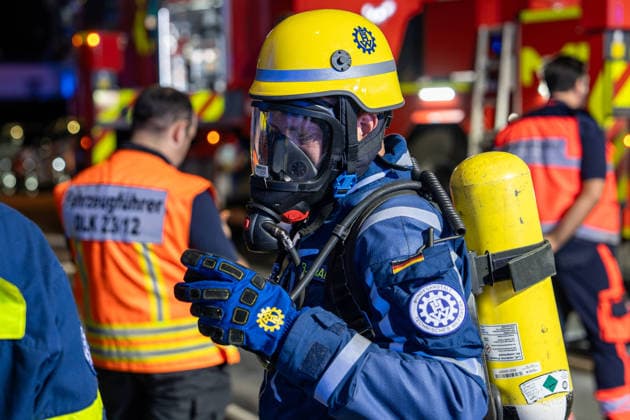 Zwei Feuerwehrleute bei Großbrand verletzt: 150 Einsatzkräfte kämpfen zwölf Stunden gegen Flammen – Fünf Verletzte - Großeinsatz von feuerwehr und Rettungsdienst - Spezialfahrzeuge und THW im Einsatz (EXKLUSIV MATERIAL, O TON) 7aIMG: 0568642 Zwei Feuerwehrleute bei Großbrand verletzt: 150 Einsatzkräfte kämpfen zwölf Stunden gegen Flammen – Fünf Verletzte - Großeinsatz von feuerwehr und Rettungsdienst - Spezialfahrzeuge und THW im EinsatzHessen, Weiterstadt, Deutschland