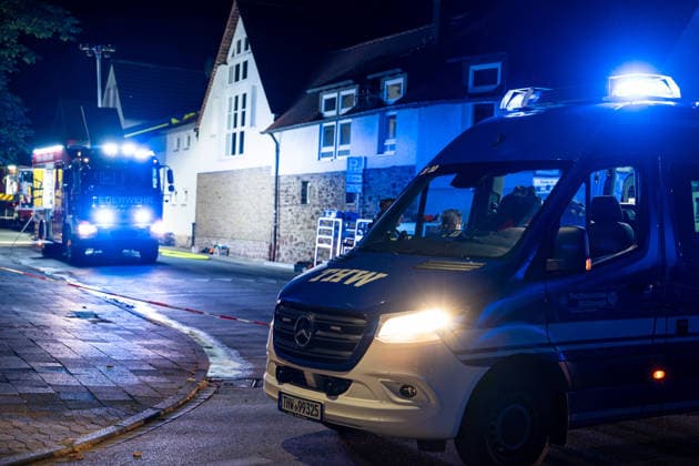 Zwei Feuerwehrleute bei Großbrand verletzt: 150 Einsatzkräfte kämpfen zwölf Stunden gegen Flammen – Fünf Verletzte - Großeinsatz von feuerwehr und Rettungsdienst - Spezialfahrzeuge und THW im Einsatz (EXKLUSIV MATERIAL, O TON) 7aIMG: 0568643 Zwei Feuerwehrleute bei Großbrand verletzt: 150 Einsatzkräfte kämpfen zwölf Stunden gegen Flammen – Fünf Verletzte - Großeinsatz von feuerwehr und Rettungsdienst - Spezialfahrzeuge und THW im EinsatzHessen, Weiterstadt, Deutschland