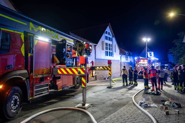 Zwei Feuerwehrleute bei Großbrand verletzt: 150 Einsatzkräfte kämpfen zwölf Stunden gegen Flammen – Fünf Verletzte - Großeinsatz von feuerwehr und Rettungsdienst - Spezialfahrzeuge und THW im Einsatz (EXKLUSIV MATERIAL, O TON) 7aIMG: 0568644 Zwei Feuerwehrleute bei Großbrand verletzt: 150 Einsatzkräfte kämpfen zwölf Stunden gegen Flammen – Fünf Verletzte - Großeinsatz von feuerwehr und Rettungsdienst - Spezialfahrzeuge und THW im EinsatzHessen, Weiterstadt, Deutschland