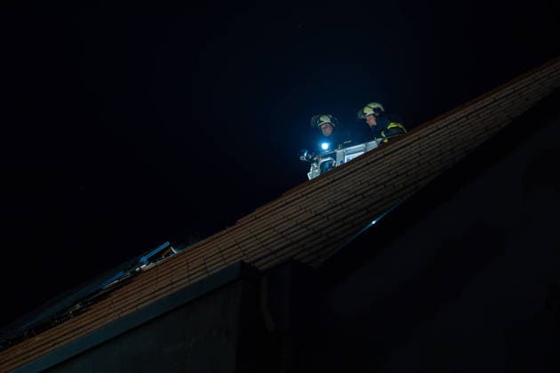 Zwei Feuerwehrleute bei Großbrand verletzt: 150 Einsatzkräfte kämpfen zwölf Stunden gegen Flammen – Fünf Verletzte - Großeinsatz von feuerwehr und Rettungsdienst - Spezialfahrzeuge und THW im Einsatz (EXKLUSIV MATERIAL, O TON) 7aIMG: 0568645 Zwei Feuerwehrleute bei Großbrand verletzt: 150 Einsatzkräfte kämpfen zwölf Stunden gegen Flammen – Fünf Verletzte - Großeinsatz von feuerwehr und Rettungsdienst - Spezialfahrzeuge und THW im EinsatzHessen, Weiterstadt, Deutschland
