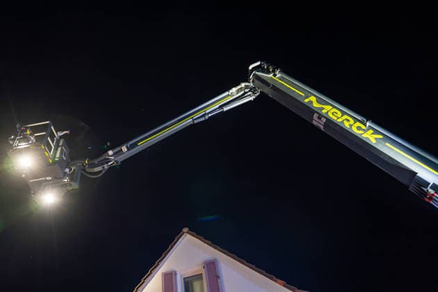 Zwei Feuerwehrleute bei Großbrand verletzt: 150 Einsatzkräfte kämpfen zwölf Stunden gegen Flammen – Fünf Verletzte - Großeinsatz von feuerwehr und Rettungsdienst - Spezialfahrzeuge und THW im Einsatz (EXKLUSIV MATERIAL, O TON) 7aIMG: 0568651 Zwei Feuerwehrleute bei Großbrand verletzt: 150 Einsatzkräfte kämpfen zwölf Stunden gegen Flammen – Fünf Verletzte - Großeinsatz von feuerwehr und Rettungsdienst - Spezialfahrzeuge und THW im EinsatzHessen, Weiterstadt, Deutschland