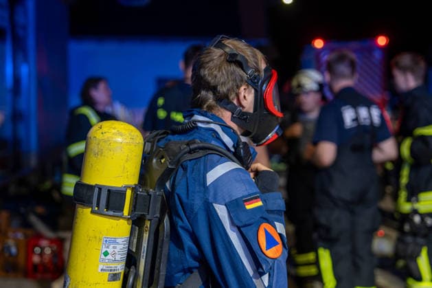 Zwei Feuerwehrleute bei Großbrand verletzt: 150 Einsatzkräfte kämpfen zwölf Stunden gegen Flammen – Fünf Verletzte - Großeinsatz von feuerwehr und Rettungsdienst - Spezialfahrzeuge und THW im Einsatz (EXKLUSIV MATERIAL, O TON) 7aIMG: 0568652 Zwei Feuerwehrleute bei Großbrand verletzt: 150 Einsatzkräfte kämpfen zwölf Stunden gegen Flammen – Fünf Verletzte - Großeinsatz von feuerwehr und Rettungsdienst - Spezialfahrzeuge und THW im EinsatzHessen, Weiterstadt, Deutschland