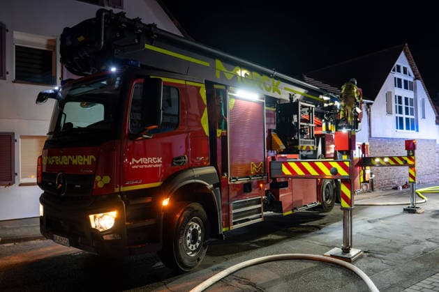 Zwei Feuerwehrleute bei Großbrand verletzt: 150 Einsatzkräfte kämpfen zwölf Stunden gegen Flammen – Fünf Verletzte - Großeinsatz von feuerwehr und Rettungsdienst - Spezialfahrzeuge und THW im Einsatz (EXKLUSIV MATERIAL, O TON) 7aIMG: 0568654 Zwei Feuerwehrleute bei Großbrand verletzt: 150 Einsatzkräfte kämpfen zwölf Stunden gegen Flammen – Fünf Verletzte - Großeinsatz von feuerwehr und Rettungsdienst - Spezialfahrzeuge und THW im EinsatzHessen, Weiterstadt, Deutschland