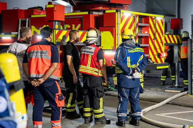 Zwei Feuerwehrleute bei Großbrand verletzt: 150 Einsatzkräfte kämpfen zwölf Stunden gegen Flammen – Fünf Verletzte - Großeinsatz von feuerwehr und Rettungsdienst - Spezialfahrzeuge und THW im Einsatz (EXKLUSIV MATERIAL, O TON) 7aIMG: 0568657 Zwei Feuerwehrleute bei Großbrand verletzt: 150 Einsatzkräfte kämpfen zwölf Stunden gegen Flammen – Fünf Verletzte - Großeinsatz von feuerwehr und Rettungsdienst - Spezialfahrzeuge und THW im EinsatzHessen, Weiterstadt, Deutschland