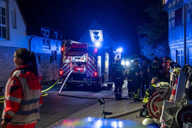 Zwei Feuerwehrleute bei Großbrand verletzt: 150 Einsatzkräfte kämpfen zwölf Stunden gegen Flammen – Fünf Verletzte - Großeinsatz von feuerwehr und Rettungsdienst - Spezialfahrzeuge und THW im Einsatz (EXKLUSIV MATERIAL, O TON) 7aIMG: 0568659 Zwei Feuerwehrleute bei Großbrand verletzt: 150 Einsatzkräfte kämpfen zwölf Stunden gegen Flammen – Fünf Verletzte - Großeinsatz von feuerwehr und Rettungsdienst - Spezialfahrzeuge und THW im EinsatzHessen, Weiterstadt, Deutschland