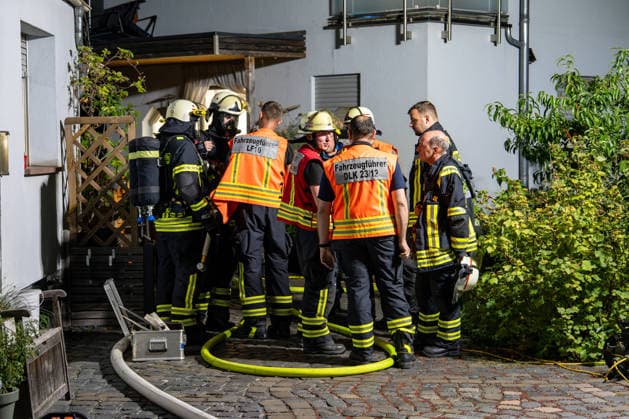 Zwei Feuerwehrleute bei Großbrand verletzt: 150 Einsatzkräfte kämpfen zwölf Stunden gegen Flammen – Fünf Verletzte - Großeinsatz von feuerwehr und Rettungsdienst - Spezialfahrzeuge und THW im Einsatz (EXKLUSIV MATERIAL, O TON) 7aIMG: 0568660 Zwei Feuerwehrleute bei Großbrand verletzt: 150 Einsatzkräfte kämpfen zwölf Stunden gegen Flammen – Fünf Verletzte - Großeinsatz von feuerwehr und Rettungsdienst - Spezialfahrzeuge und THW im EinsatzHessen, Weiterstadt, Deutschland