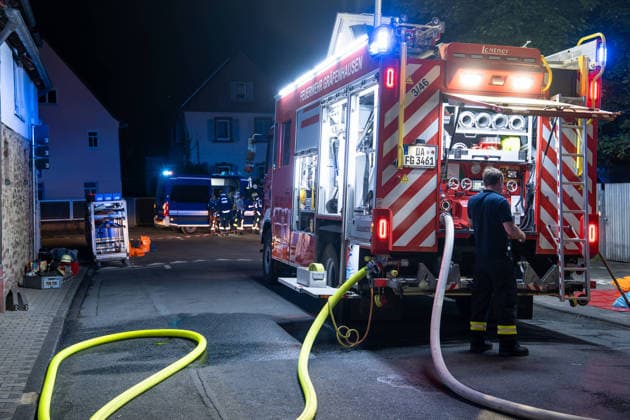Zwei Feuerwehrleute bei Großbrand verletzt: 150 Einsatzkräfte kämpfen zwölf Stunden gegen Flammen – Fünf Verletzte - Großeinsatz von feuerwehr und Rettungsdienst - Spezialfahrzeuge und THW im Einsatz (EXKLUSIV MATERIAL, O TON) 7aIMG: 0568664 Zwei Feuerwehrleute bei Großbrand verletzt: 150 Einsatzkräfte kämpfen zwölf Stunden gegen Flammen – Fünf Verletzte - Großeinsatz von feuerwehr und Rettungsdienst - Spezialfahrzeuge und THW im EinsatzHessen, Weiterstadt, Deutschland