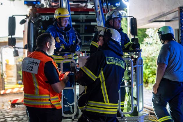 News Bilder des Tages Zwei Feuerwehrleute bei Großbrand verletzt: 150 Einsatzkräfte kämpfen zwölf Stunden gegen Flammen – Fünf Verletzte - Großeinsatz von feuerwehr und Rettungsdienst - Spezialfahrzeuge und THW im Einsatz (EXKLUSIV MATERIAL, O TON) 7aIMG: 0568665 Zwei Feuerwehrleute bei Großbrand verletzt: 150 Einsatzkräfte kämpfen zwölf Stunden gegen Flammen – Fünf Verletzte - Großeinsatz von feuerwehr und Rettungsdienst - Spezialfahrzeuge und THW im EinsatzHessen, Weiterstadt, Deutschland