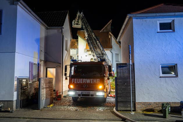 Zwei Feuerwehrleute bei Großbrand verletzt: 150 Einsatzkräfte kämpfen zwölf Stunden gegen Flammen – Fünf Verletzte - Großeinsatz von feuerwehr und Rettungsdienst - Spezialfahrzeuge und THW im Einsatz (EXKLUSIV MATERIAL, O TON) 7aIMG: 0568666 Zwei Feuerwehrleute bei Großbrand verletzt: 150 Einsatzkräfte kämpfen zwölf Stunden gegen Flammen – Fünf Verletzte - Großeinsatz von feuerwehr und Rettungsdienst - Spezialfahrzeuge und THW im EinsatzHessen, Weiterstadt, Deutschland