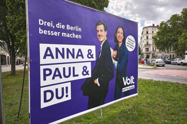 Berlin, Deutschland, 07.08.2026: Wahlplakat von Volt für die bgeordnetenhauswahl mit Paul Loeper und Anna Auerbach Copyright: xdtsxNachrichtenagenturx dts_129527