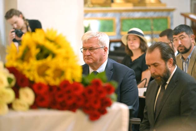 News Bilder des Tages Acting Minister of Foreign Affairs of Ukraine Andrii Sybiha (L) and Charge d affaires of the Republic of Poland in Ukraine Piotr Lukasiewicz attend the farewell ceremony for Polish volunteer Marek Rusek-Wolski, who was killed near Kharkiv by a Russian drone attack, at the Cathedral of St Alexander in Kyiv, Ukraine, August 7, 2026. The tragedy occurred at the end of July (approximately 27 July) near Kharkiv, when the volunteer came under a targeted Russian drone strike while on a humanitarian mission. Marek Rusek-Wolski was an administrator of the Polish volunteer community Razem dla Ukrainy. Since early 2023, he had been regularly travelling to Ukraine. He used to organise fundraisers, purchase and deliver food, medicines, hygiene products Copyright: xYevhenxKotenkox
