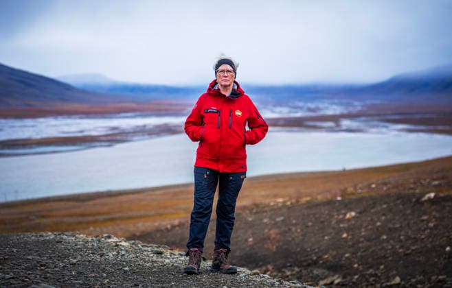 Klima- og miljominister Andreas Bjelland Eriksen besoker Svalbard Longyearbyen 20260807. Avdelingsdirektor Evy Jorgensen i Norsk Polarinstitutt. Klima- og miljominister Andreas Bjelland Eriksen besoker Svalbard. Fredag var det byvandring med Longyearbyen Lokalstyre og Metereologisk institutt. Han fikk informasjon om hva klimaendringene gjor med Longyearbyen, og hvordan byen tilpasser seg snoskred, permafrost-tining, drikkevann og flom. Foto: Ole Berg-Rusten NTB Longyearbyen Norge lJWgTbkNTOE EDITORIAL USE ONLY Ref:_POLlJWgTbkNTOE.jpg Copyright: xOlexBerg-Rustenx xNTBx