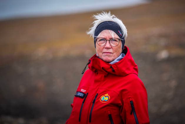 Klima- og miljominister Andreas Bjelland Eriksen besoker Svalbard Longyearbyen 20260807. Avdelingsdirektor Evy Jorgensen i Norsk Polarinstitutt. Klima- og miljominister Andreas Bjelland Eriksen besoker Svalbard. Fredag var det byvandring med Longyearbyen Lokalstyre og Metereologisk institutt. Han fikk informasjon om hva klimaendringene gjor med Longyearbyen, og hvordan byen tilpasser seg snoskred, permafrost-tining, drikkevann og flom. Foto: Ole Berg-Rusten NTB Longyearbyen Norge OoYk0xaA9iI EDITORIAL USE ONLY Ref:_POLOoYk0xaA9iI.jpg Copyright: xOlexBerg-Rustenx xNTBx
