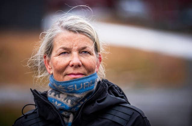 Klima- og miljominister Andreas Bjelland Eriksen besoker Svalbard Longyearbyen 20260807. Katharina Rise, Assisterende sysselmester pa Svalbard, Klima- og miljominister Andreas Bjelland Eriksen besoker Svalbard. Fredag var det byvandring med Longyearbyen Lokalstyre og Metereologisk institutt. Han fikk informasjon om hva klimaendringene gjor med Longyearbyen, og hvordan byen tilpasser seg snoskred, permafrost-tining, drikkevann og flom. Foto: Ole Berg-Rusten NTB Longyearbyen Norge LZEmWZAc87I EDITORIAL USE ONLY Ref:_POLLZEmWZAc87I.jpg Copyright: xOlexBerg-Rustenx xNTBx