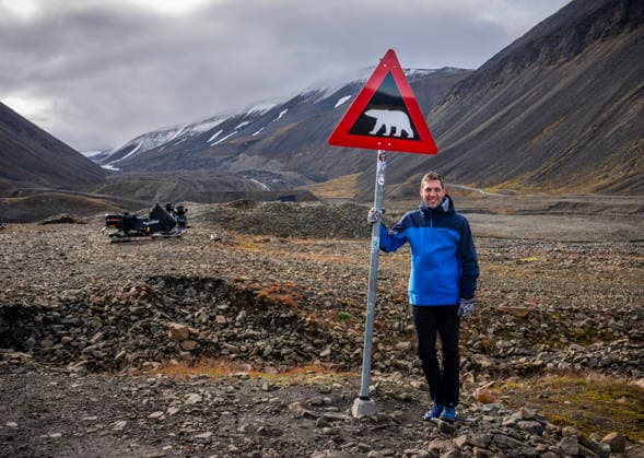 Klima- og miljominister Andreas Bjelland Eriksen besoker Svalbard Longyearbyen 20260807. Klima- og miljominister Andreas Bjelland Eriksen besoker Svalbard. Her ved siden av skiltet som advarer mot isbjorn. Foto: Ole Berg-Rusten NTB Longyearbyen Norge 1mDNP0I9a7k EDITORIAL USE ONLY Ref:_POL1mDNP0I9a7k.jpg Copyright: xOlexBerg-Rustenx xNTBx