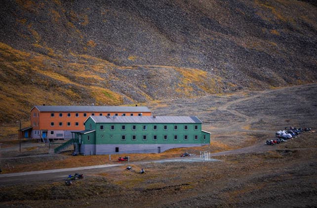 Klima- og miljominister Andreas Bjelland Eriksen besoker Svalbard Longyearbyen 20260807. Nybyen i Longyearbyen. Klima- og miljominister Andreas Bjelland Eriksen besoker Svalbard. Fredag var det byvandring med Longyearbyen Lokalstyre og Metereologisk institutt. Han fikk informasjon om hva klimaendringene gjor med Longyearbyen, og hvordan byen tilpasser seg snoskred, permafrost-tining, drikkevann og flom. Foto: Ole Berg-Rusten NTB Longyearbyen Norge hjD-f9p6dpc EDITORIAL USE ONLY Ref:_POLhjD-f9p6dpc.jpg Copyright: xOlexBerg-Rustenx xNTBx