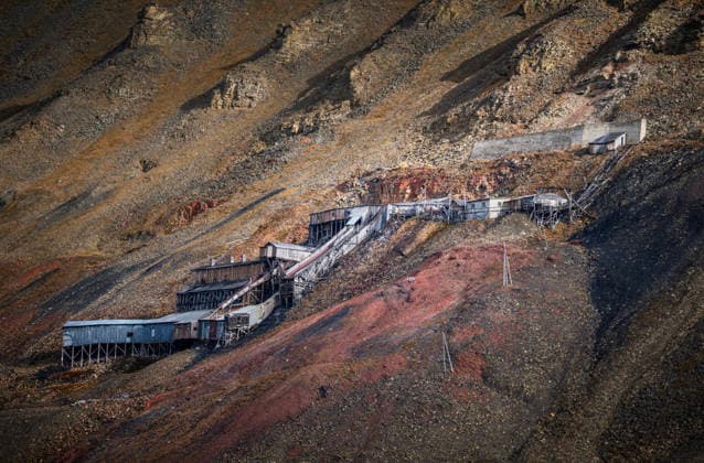 Klima- og miljominister Andreas Bjelland Eriksen besoker Svalbard Longyearbyen 20260807. Rester etter en gruve i Longyearbyen. Klima- og miljominister Andreas Bjelland Eriksen besoker Svalbard. Torsdag floy han til forskningsbosetningen Ny Alesund der han apnet reservekraftverket. Han fikk ogsa en tur pa Kongsfjorden for a se konsekvensene av klimaendringene som har fort til at breene trekker seg tilbake. Isen smelter raskere og sjois er kraftig redusert. Her sammen med Hege Walor Fagertun,direktor i Kings Bay AS og Geir Gotaas i Norsk Polarinstitutt. Foto: Ole Berg-Rusten NTB Longyearbyen Norge 7C2xE58WlI8 EDITORIAL USE ONLY Ref:_POL7C2xE58WlI8.jpg Copyright: xOlexBerg-Rustenx xNTBx