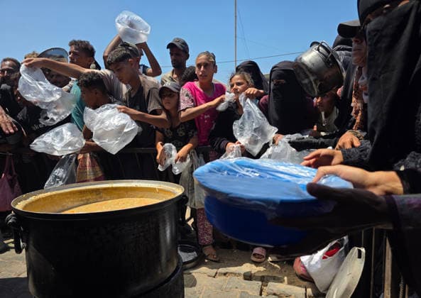Palestinians Queue for Food in Southern Gaza Palestinians wait in line to receive a meal from a charity kitchen in Al-Mawasi, Khan Younis, southern Gaza Strip, on August 7, 2026, amid the ongoing humanitarian crisis and shortages of food supplies. Photo by Tariq Mohammad APA Images Khan Yunis Gaza Strip Palestinian Territory 070826_Khan_Yunis_TM_00(10) Copyright: xapaimagesxTariqxMohammad xapaimagesx