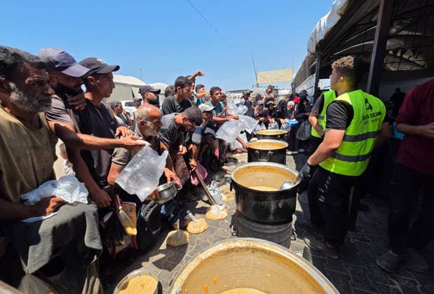 Palestinians Queue for Food in Southern Gaza Palestinians wait in line to receive a meal from a charity kitchen in Al-Mawasi, Khan Younis, southern Gaza Strip, on August 7, 2026, amid the ongoing humanitarian crisis and shortages of food supplies. Photo by Tariq Mohammad APA Images Khan Yunis Gaza Strip Palestinian Territory 070826_Khan_Yunis_TM_00(13) Copyright: xapaimagesxTariqxMohammad xapaimagesx