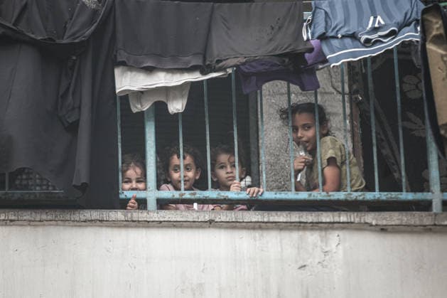 News Bilder des Tages Displaced Palestinians Endure Summer Heat at UNRWA Shelters Displaced Palestinians stay at UNRWA shelters in the Nuseirat refugee camp, central Gaza Strip, on August 7, 2026, amid high temperatures and a lack of adequate ventilation, electricity and water. The shortages add to difficult humanitarian conditions for thousands of displaced people living in the shelters. Photo by Moiz Salhi apaimages Nusairat Gaza Strip Palestinian Territory 070826_Nusairat_MS_00(37) Copyright: xapaimagesxMoizxSalhixx xapaimagesx