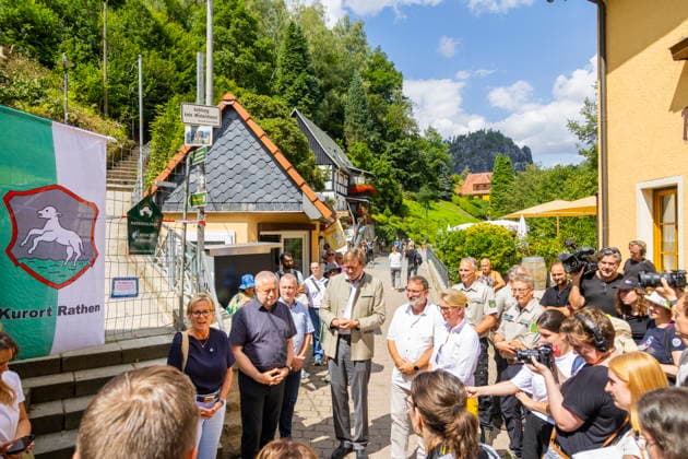 Rathen Wiedereröffnung des Basteiweges Sachsens Tourismusministerin Barbara, Sachsens Umweltminister Georg-Ludwig von Breitenbuch, Landrat Michael Geisler, Rathens Bürgermeister Roman Rolof, der Leiter der Nationalparkverwaltung Uwe Borrmeister sowie Tino Richter, Geschäftsführer des Tourismusverbandes Sächsische Schweiz, eröffnen den durch das Unwetter beschädigten und nun beräumten Aufstiegsweg zur Basteiaussicht in Rathen. Rathen Sachsen Deutschland