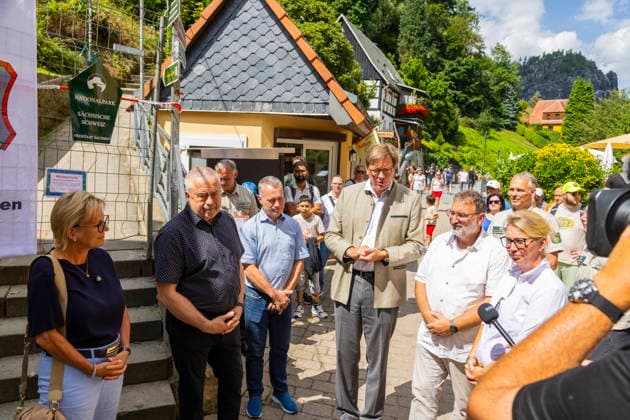 Rathen Wiedereröffnung des Basteiweges Sachsens Tourismusministerin Barbara, Sachsens Umweltminister Georg-Ludwig von Breitenbuch, Landrat Michael Geisler, Rathens Bürgermeister Roman Rolof, der Leiter der Nationalparkverwaltung Uwe Borrmeister sowie Tino Richter, Geschäftsführer des Tourismusverbandes Sächsische Schweiz, eröffnen den durch das Unwetter beschädigten und nun beräumten Aufstiegsweg zur Basteiaussicht in Rathen. Rathen Sachsen Deutschland