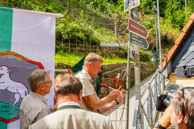 Rathen Wiedereröffnung des Basteiweges Sachsens Tourismusministerin Barbara, Sachsens Umweltminister Georg-Ludwig von Breitenbuch, Landrat Michael Geisler, Rathens Bürgermeister Roman Rolof, der Leiter der Nationalparkverwaltung Uwe Borrmeister sowie Tino Richter, Geschäftsführer des Tourismusverbandes Sächsische Schweiz, eröffnen den durch das Unwetter beschädigten und nun beräumten Aufstiegsweg zur Basteiaussicht in Rathen. Rathen Sachsen Deutschland