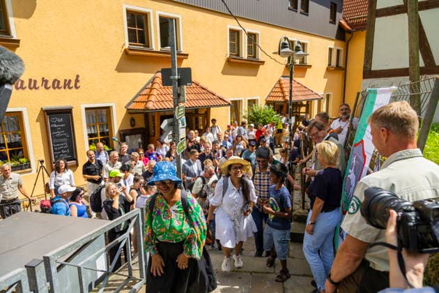 Rathen Wiedereröffnung des Basteiweges Sachsens Tourismusministerin Barbara, Sachsens Umweltminister Georg-Ludwig von Breitenbuch, Landrat Michael Geisler, Rathens Bürgermeister Roman Rolof, der Leiter der Nationalparkverwaltung Uwe Borrmeister sowie Tino Richter, Geschäftsführer des Tourismusverbandes Sächsische Schweiz, eröffnen den durch das Unwetter beschädigten und nun beräumten Aufstiegsweg zur Basteiaussicht in Rathen. Touristen aus aller Welt erklimmen den Aufstieg. Rathen Sachsen Deutschland
