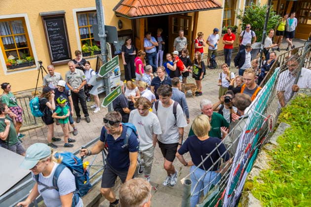 Rathen Wiedereröffnung des Basteiweges Sachsens Tourismusministerin Barbara, Sachsens Umweltminister Georg-Ludwig von Breitenbuch, Landrat Michael Geisler, Rathens Bürgermeister Roman Rolof, der Leiter der Nationalparkverwaltung Uwe Borrmeister sowie Tino Richter, Geschäftsführer des Tourismusverbandes Sächsische Schweiz, eröffnen den durch das Unwetter beschädigten und nun beräumten Aufstiegsweg zur Basteiaussicht in Rathen. Touristen aus aller Welt erklimmen den Aufstieg. Rathen Sachsen Deutschland