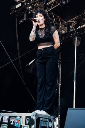 Die Sängerin Oli von der Band Melonball live beim Auftritt am 7. August 2026 auf der Sounds For Nature Stage beim 30. Taubertal-Festival in Rothenburg ob der Tauber. Das traditionsreiche Open-Air-Festival feiert in diesem Jahr sein 30-jähriges Jubiläum.