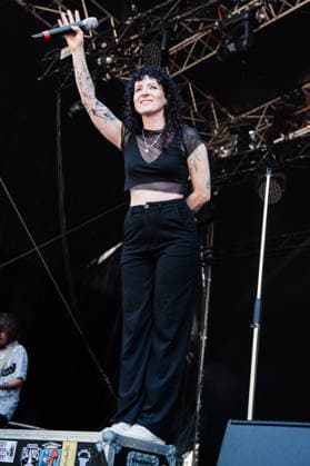 Die Sängerin Oli von der Band Melonball live beim Auftritt am 7. August 2026 auf der Sounds For Nature Stage beim 30. Taubertal-Festival in Rothenburg ob der Tauber. Das traditionsreiche Open-Air-Festival feiert in diesem Jahr sein 30-jähriges Jubiläum.
