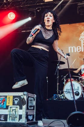Die Sängerin Oli von der Band Melonball live beim Auftritt am 7. August 2026 auf der Sounds For Nature Stage beim 30. Taubertal-Festival in Rothenburg ob der Tauber. Das traditionsreiche Open-Air-Festival feiert in diesem Jahr sein 30-jähriges Jubiläum.