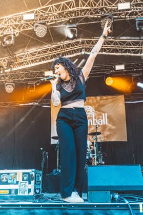 Die Sängerin Oli von der Band Melonball live beim Auftritt am 7. August 2026 auf der Sounds For Nature Stage beim 30. Taubertal-Festival in Rothenburg ob der Tauber. Das traditionsreiche Open-Air-Festival feiert in diesem Jahr sein 30-jähriges Jubiläum.