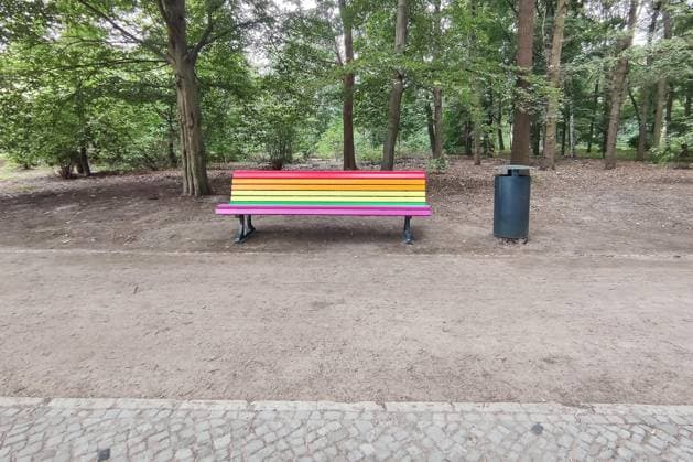 Berlin, Deutschland, 07.08.2026: Tiergarten: Am Tatort wurde eine Bank mit Regenbogenfarben aufgestellt, gegenüber ein neuer Baum gepflanzt. Copyright: xdtsxNachrichtenagenturx dts_129578