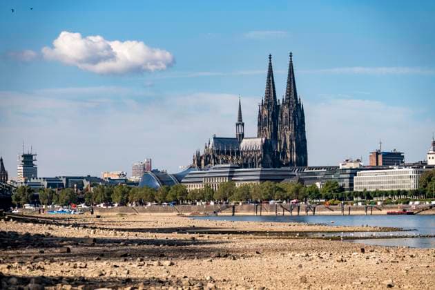 Niedrigwasser im Rhein bei Köln, Blick vom rechtsrheinischen Ufer am Rheinpark Richtung Süden, Innenstadt mit dem Dom, die Binnenschifffahrt ist stark eingeschränkt, nur wenige Schiffe fahren, dann mit stark reduzierter Ladung, am Tag der Aufnahme war es bis dato der tiefste je gemessener Rheinpegel in Köln, 60 cm, NRW, Deutschland Niedrigwasser Rhein K