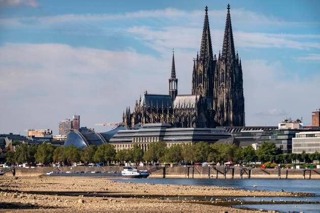 Niedrigwasser im Rhein bei Köln, Blick vom rechtsrheinischen Ufer am Rheinpark Richtung Süden, Innenstadt mit dem Dom, die Binnenschifffahrt ist stark eingeschränkt, nur wenige Schiffe fahren, dann mit stark reduzierter Ladung, am Tag der Aufnahme war es bis dato der tiefste je gemessener Rheinpegel in Köln, 60 cm, NRW, Deutschland Niedrigwasser Rhein K